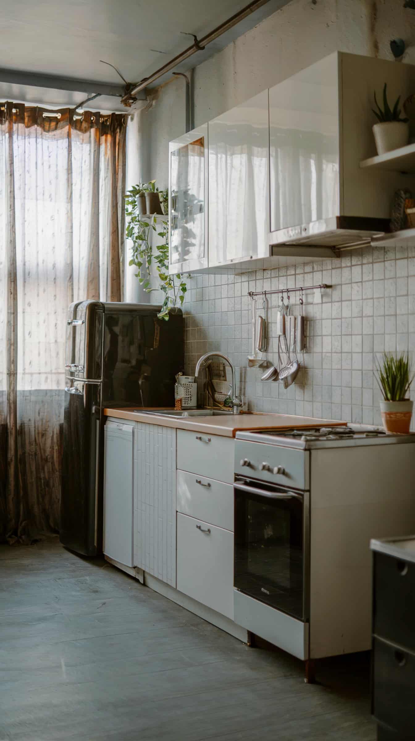 Looking for ways to maximize your kitchen? These 15 Small Apartment Kitchen Ideas to Maximize Small Spaces will help you create an efficient and stylish space.