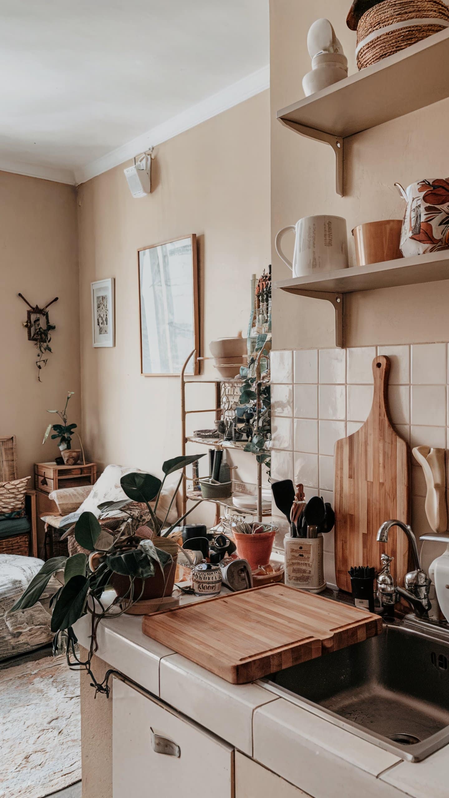 Struggling with clutter? These Small Apartment Storage Hacks will help you maximize space with clever organization tips and space-saving solutions.
