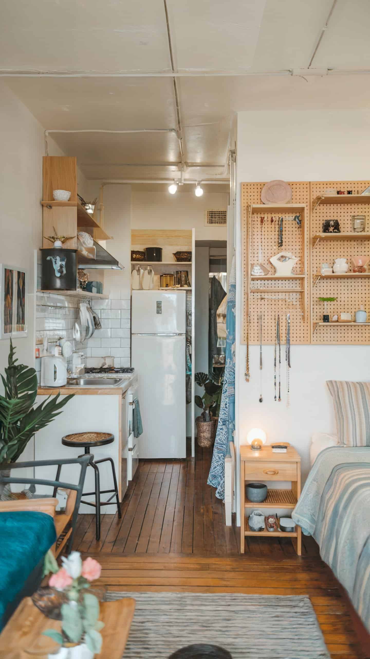 Struggling with clutter? These Small Apartment Storage Hacks will help you maximize space with clever organization tips and space-saving solutions.