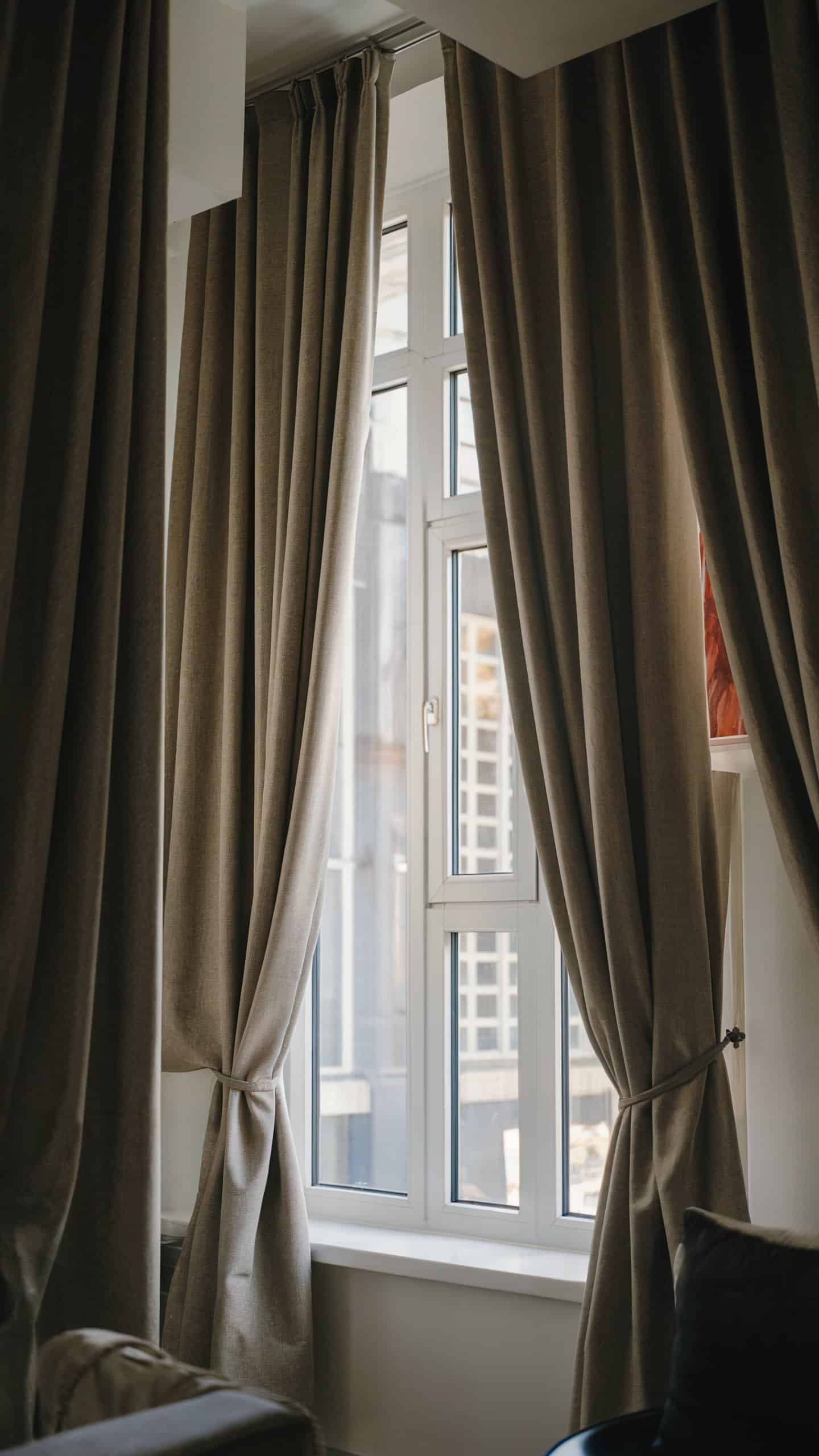 How to Decorate a Small Studio Apartment - 2025