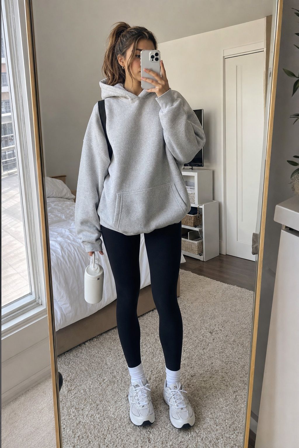 Oversized Hoodie with Leggings small apartment idea for Top 20 Best College Back to School Outfits for Every Day on Campus.