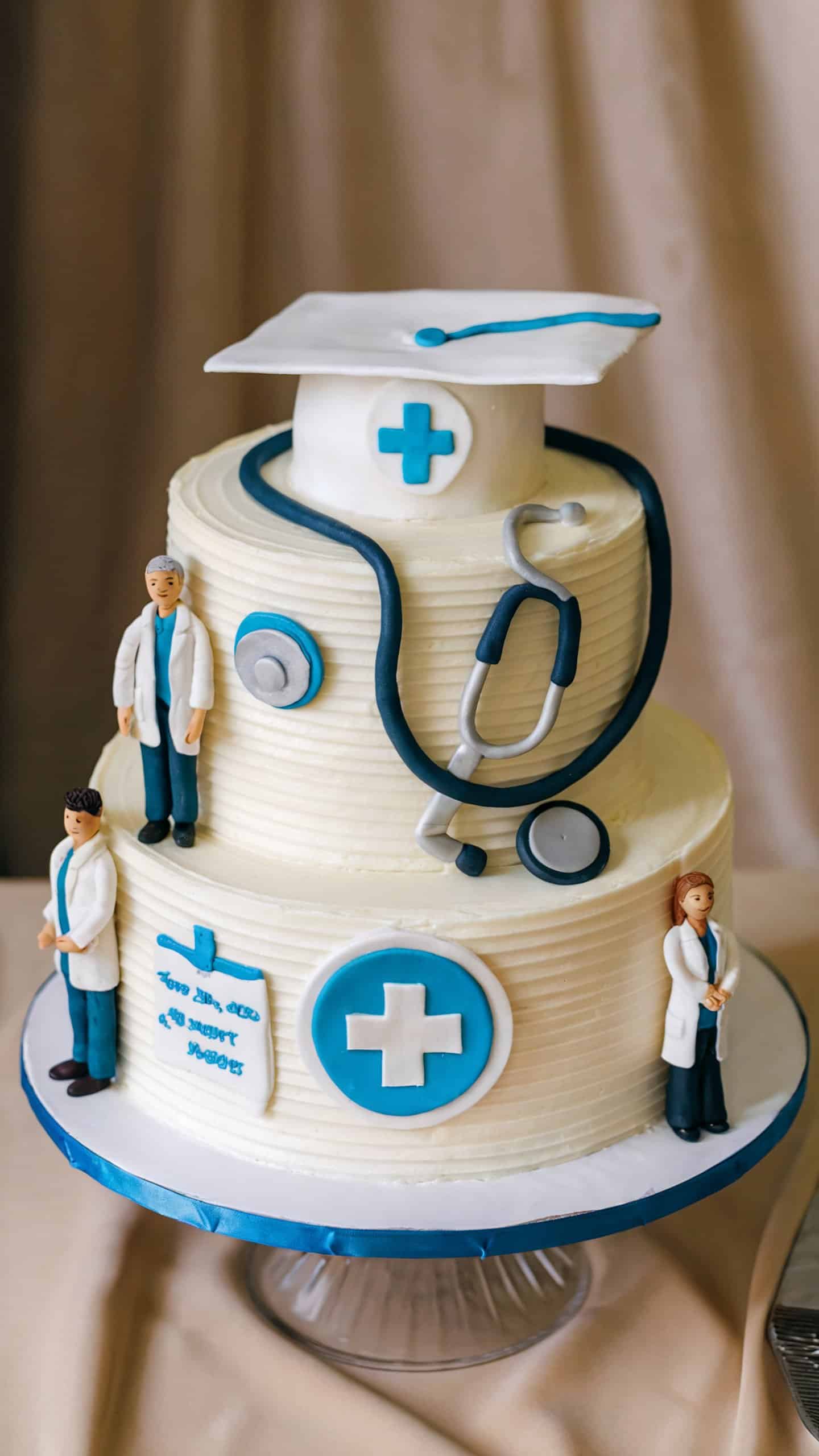 Celebrate your milestone with these 20 stunning graduation cake ideas. From cap-shaped cakes to elegant tiers, find the perfect centerpiece for your big day.