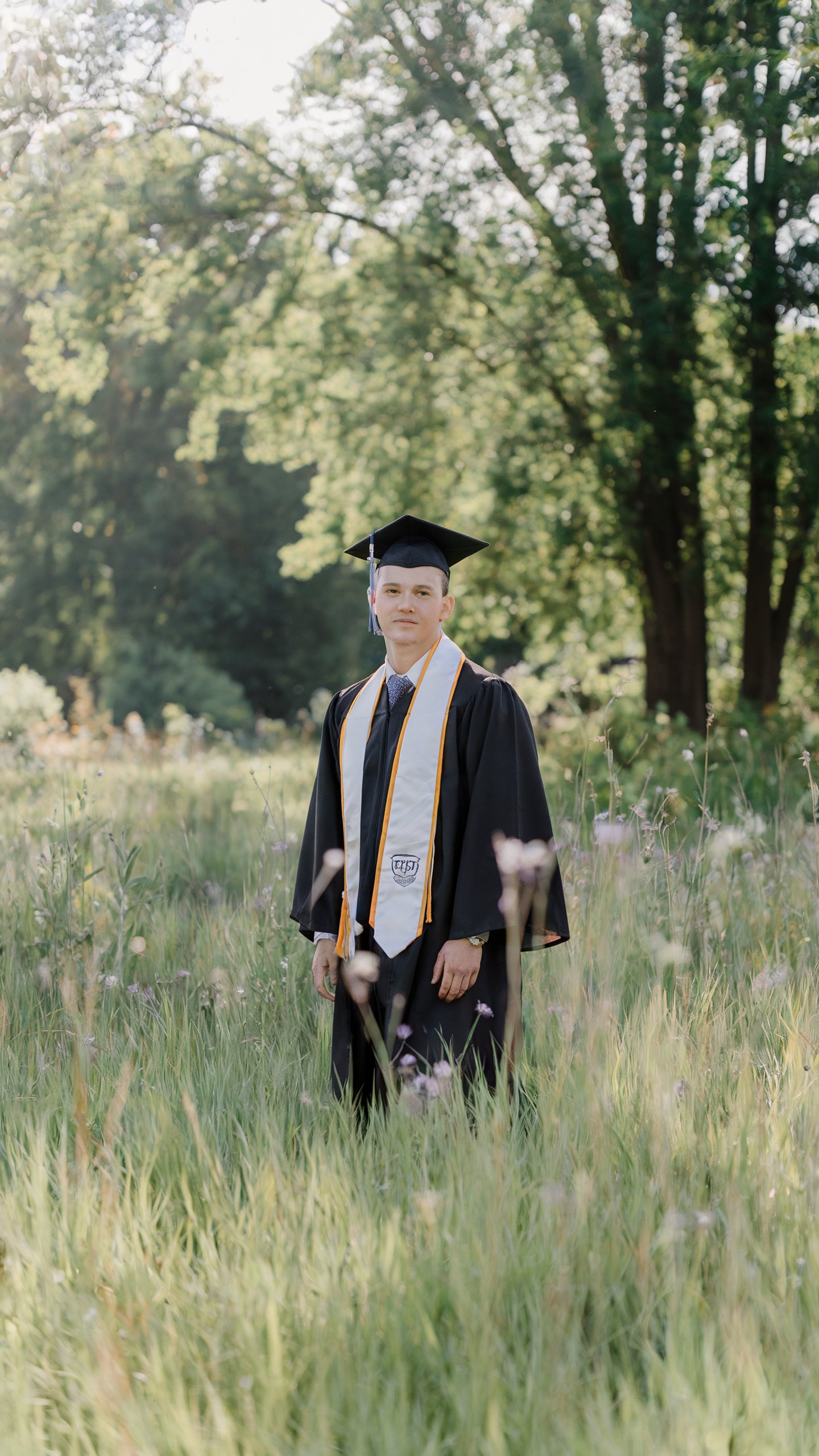 Capture your special day with these 10 creative graduation shoot ideas. From cap tosses to confetti celebrations, these ideas will make your photos unforgettable.