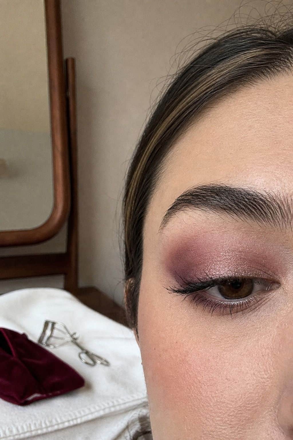 Soft mauve romantic eye makeup with plum shadow for graduation